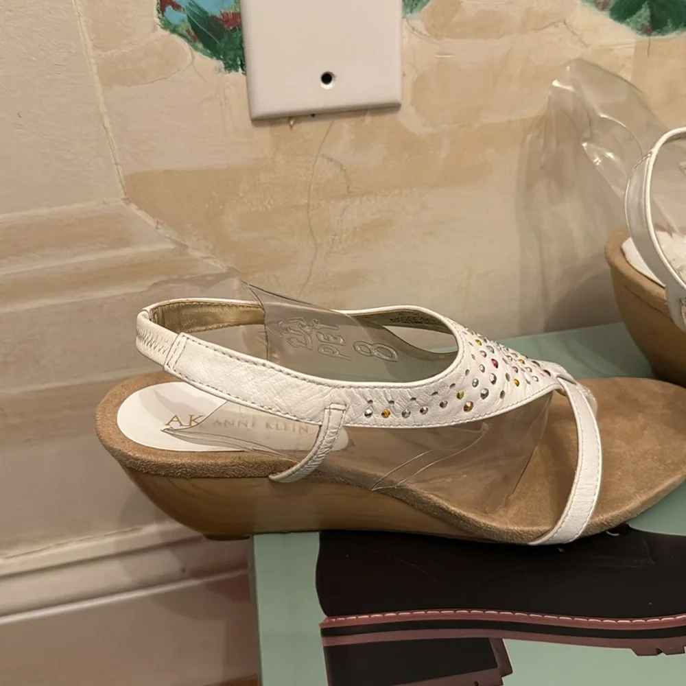 BRAND NEW CASUAL SUMMER HEALS - Picture 2 of 3